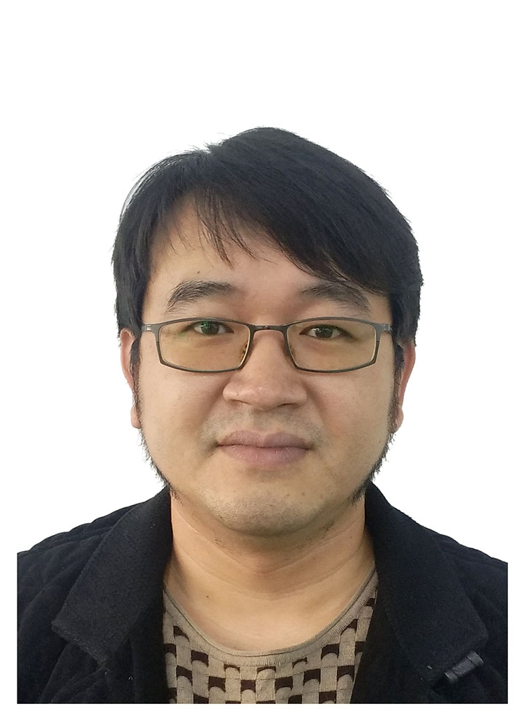 三十岁左右女性设计师头像，穿着简约白色衬衫，专业眼镜，背景简洁明亮